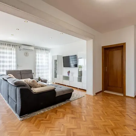 Merita - Two Bedroom With Balcony Kaštela