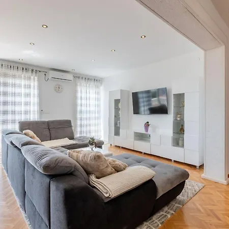 Merita - Two Bedroom With Balcony
