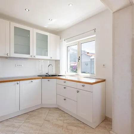 Merita - Two Bedroom With Balcony Apartment Kastela