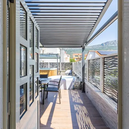 Merita - Two Bedroom With Balcony Apartment Kastela